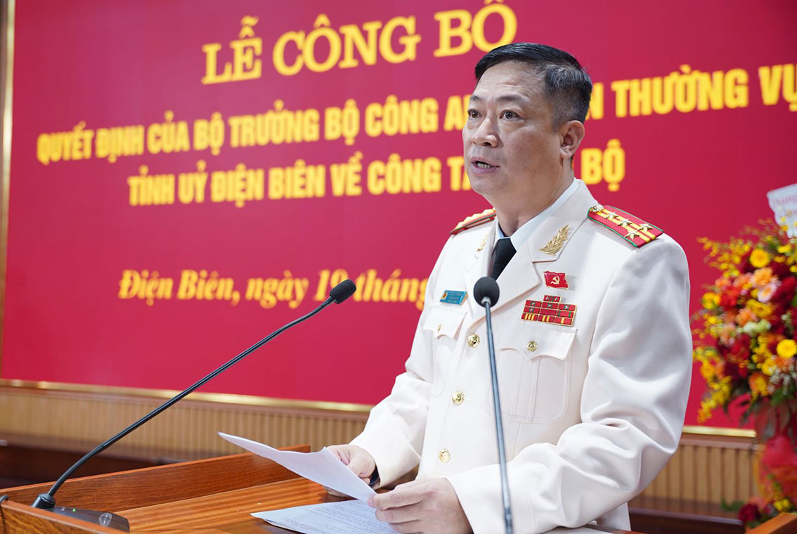 Đại tá Lê Đức Trường phát biểu sau khi nhận quyết định điều động, bổ nhiệm. Ảnh: Công an tỉnh Điện Biên