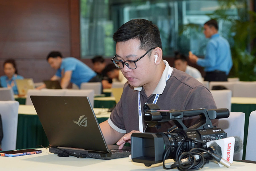 AI phát triển mang lại nhiều cơ hội nhưng cũng nhiều thách thức với người làm nghề báo. Ảnh: Hữu Chánh