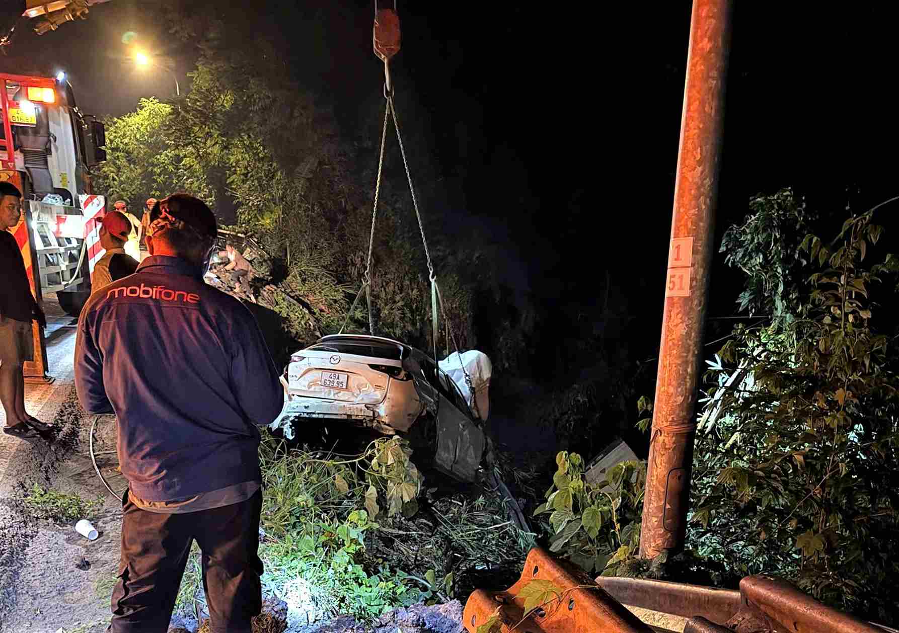 Đến khoảng 0h15 ngày 21.6, lực lượng cứu hộ đã đưa chiếc xe con lên khỏi vực sâu. Ảnh: Hải Đường 