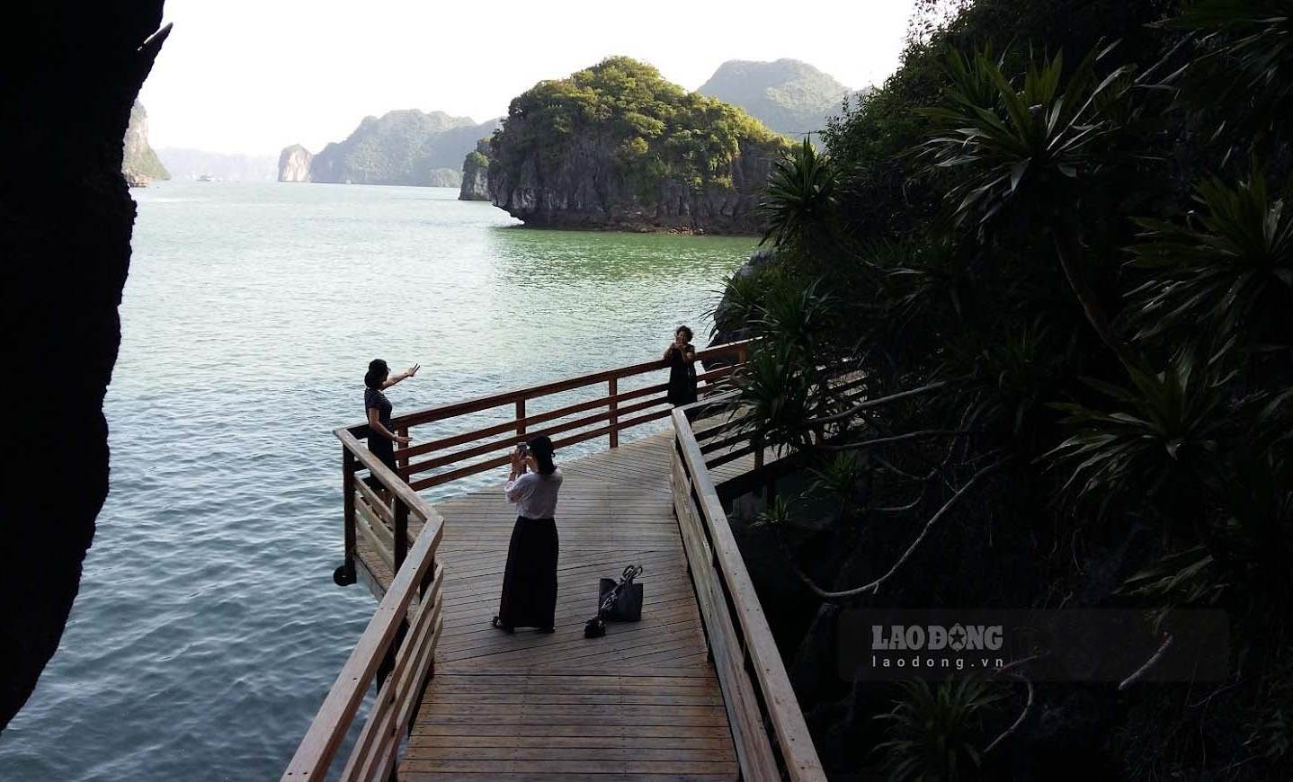 Đường đi dạo xung quanh đảo Soi Sim cách đây vài năm nhưng giờ đã bị xuống cấp nghiêm trọng do không được đưa vào sử dụng và bảo trì. Ảnh: Nguyễn Hùng