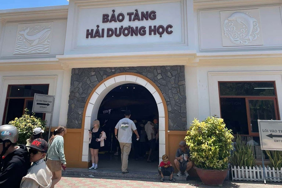 Two tourists when visiting the Oceanographic Museum reported losing their phones. Photo: Thuy Diem