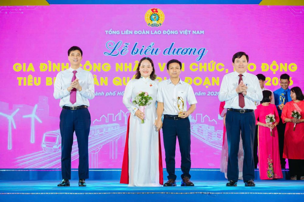 Two typical trade union member families of Nghe An province were honored at the program to commend families of workers, civil servants, and laborers nationwide. Photo: Nghe An Trade Union