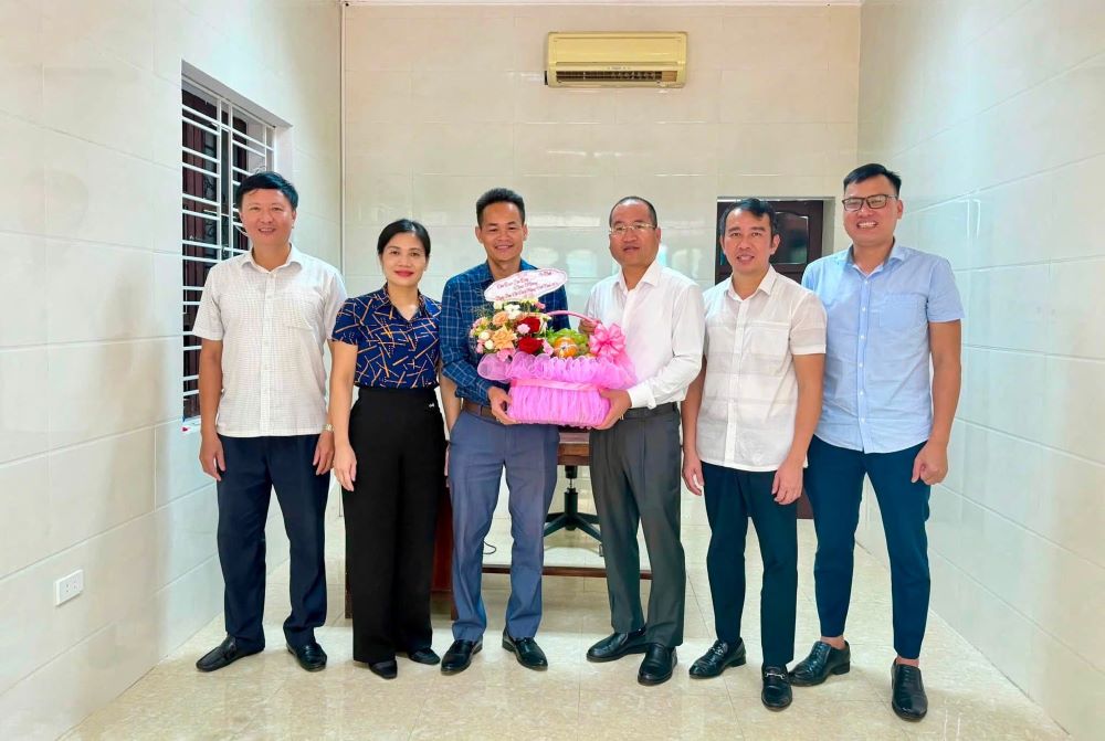 Ha Tinh Provincial Labor Federation visits and presents flowers to congratulate reporters of Lao Dong Newspaper on Press Day June 21. Photo: Ha Tinh Trade Union