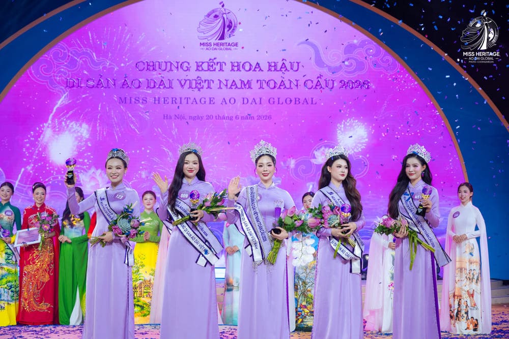 Á hậu 4, Á hậu 3, Hoa hậu, Á hậu 2 và Á hậu 1 (từ trái qua) trong giây phút đăng quang. Ảnh: Tống Quốc Bằng