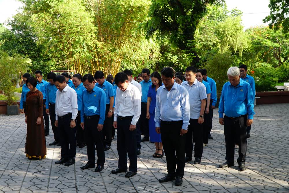 Các đại biểu thực hiện nghi thức mặc niệm, tưởng nhớ các anh hùng liệt sĩ. Ảnh: Thanh Chân