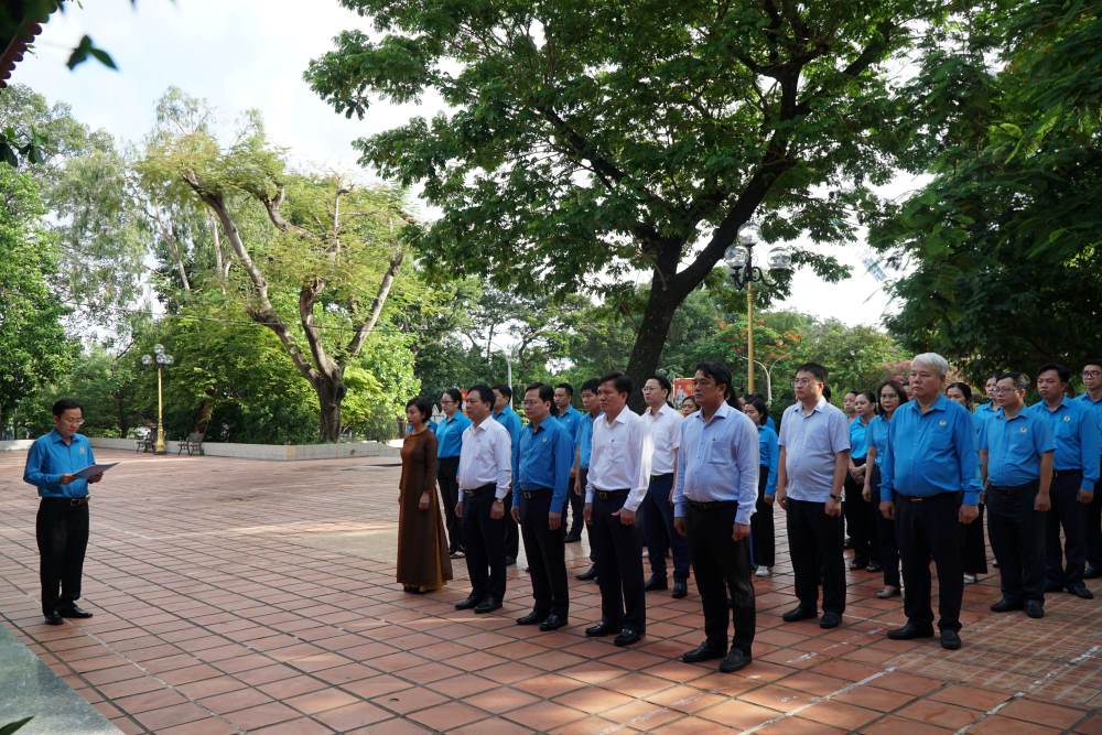 On the morning of June 21, the Vietnam General Confederation of Labor organized a ceremony to offer incense and flowers to commemorate heroic martyrs at Le Thi Rieng Park. Photo: Thanh Chan