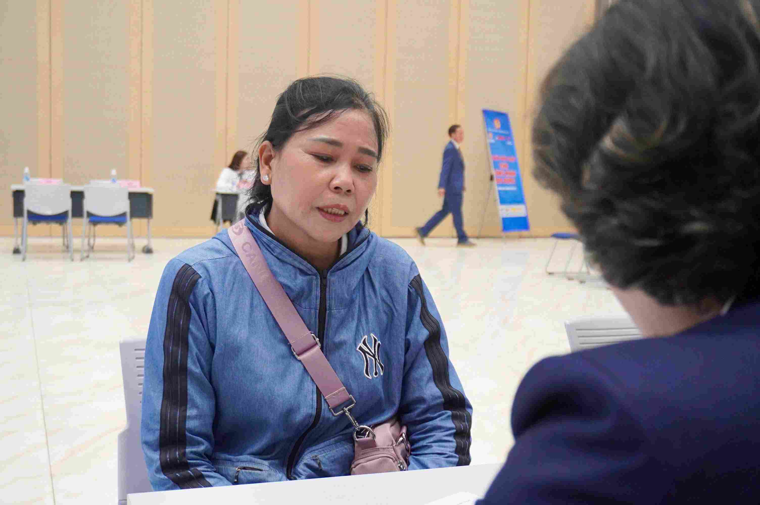 Workers are provided with legal advice. Photo: Nhu Quynh