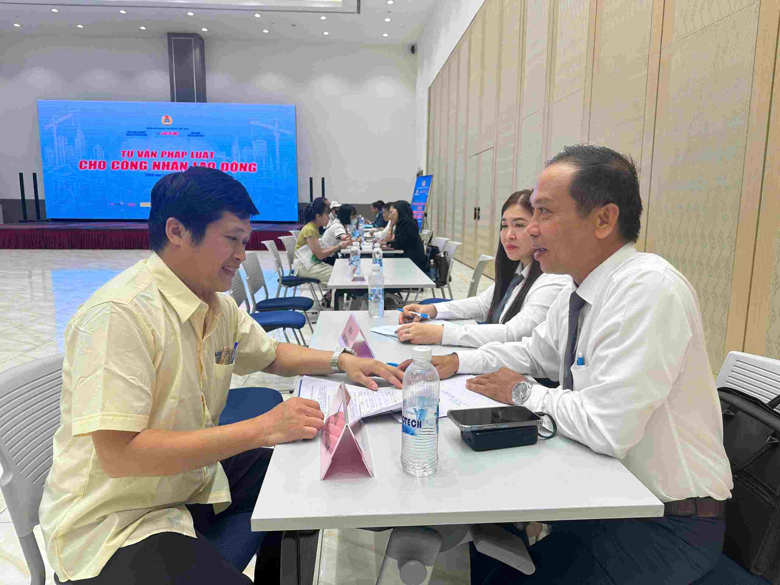 Luật sư Nguyễn Hoài Vũ tư vấn cho công nhân lao động. Ảnh: Minh Tâm