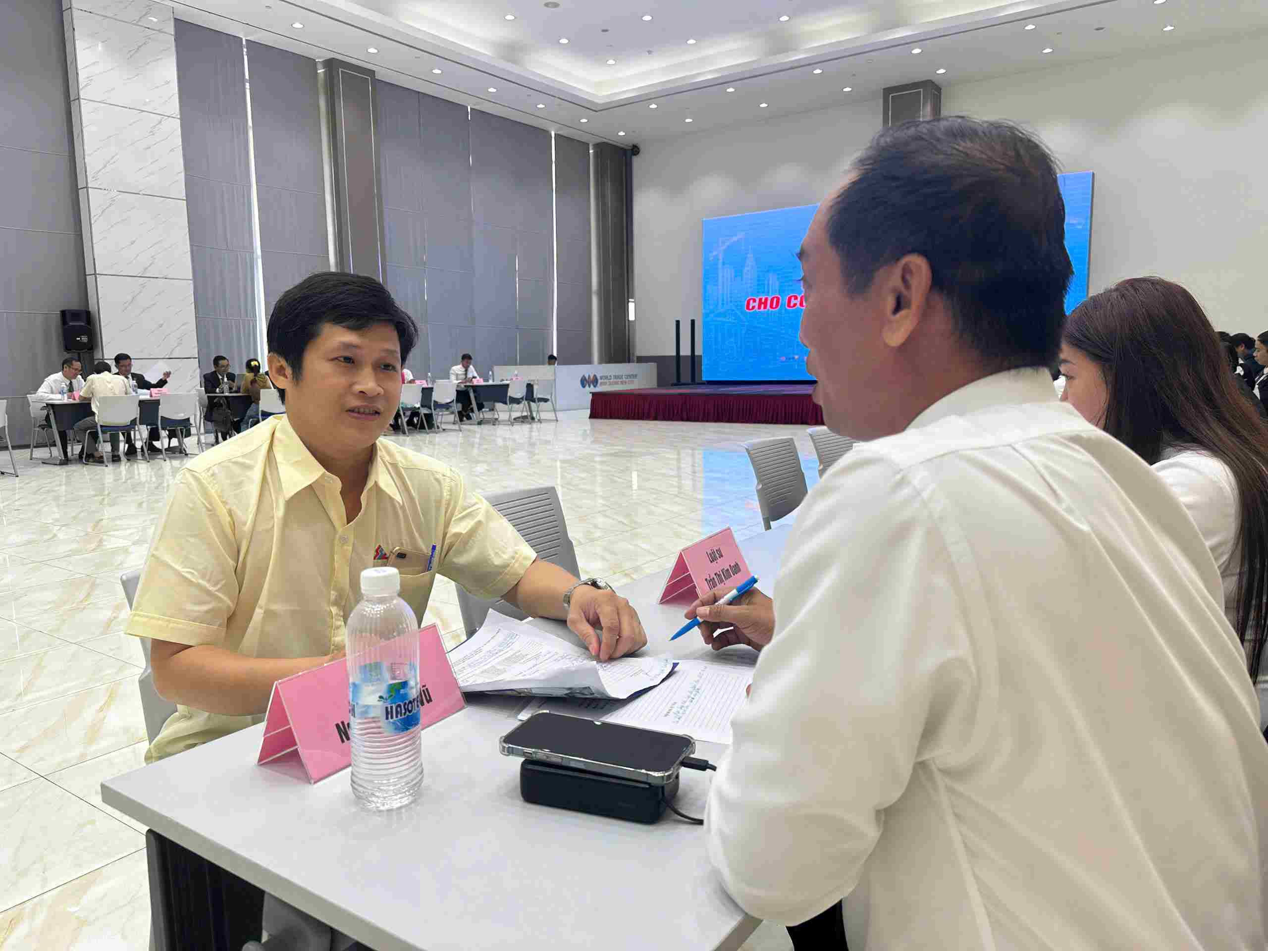 Anh Lê Văn Triển (nhân viên Công ty TNHH Saigon Stec) hỏi về bảo hiểm xã hội. Ảnh: Minh Tâm