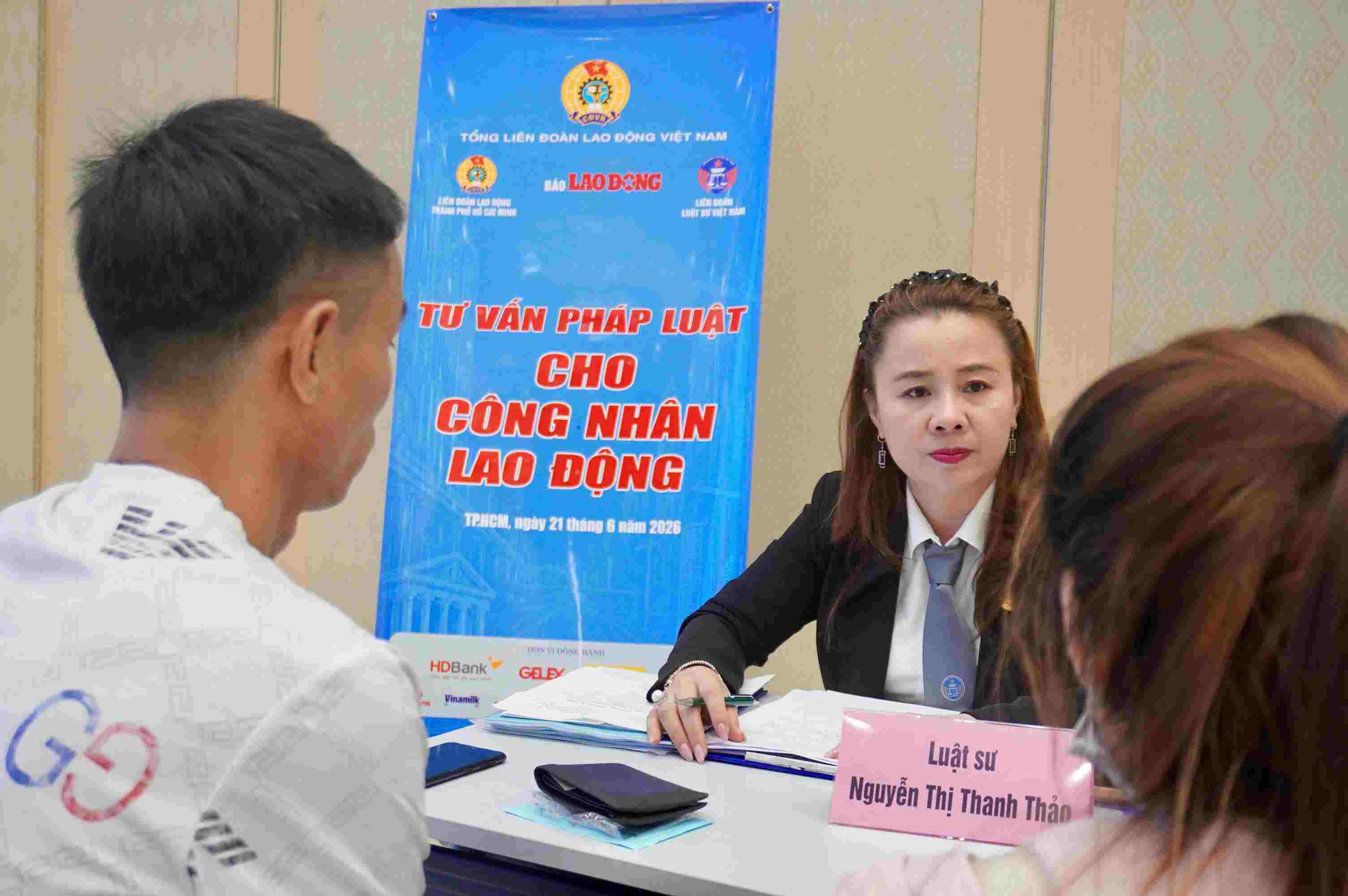 Chương trình tư vấn pháp luật có gần 30 luật sư tham gia tư vấn. Ảnh: Như Quỳnh