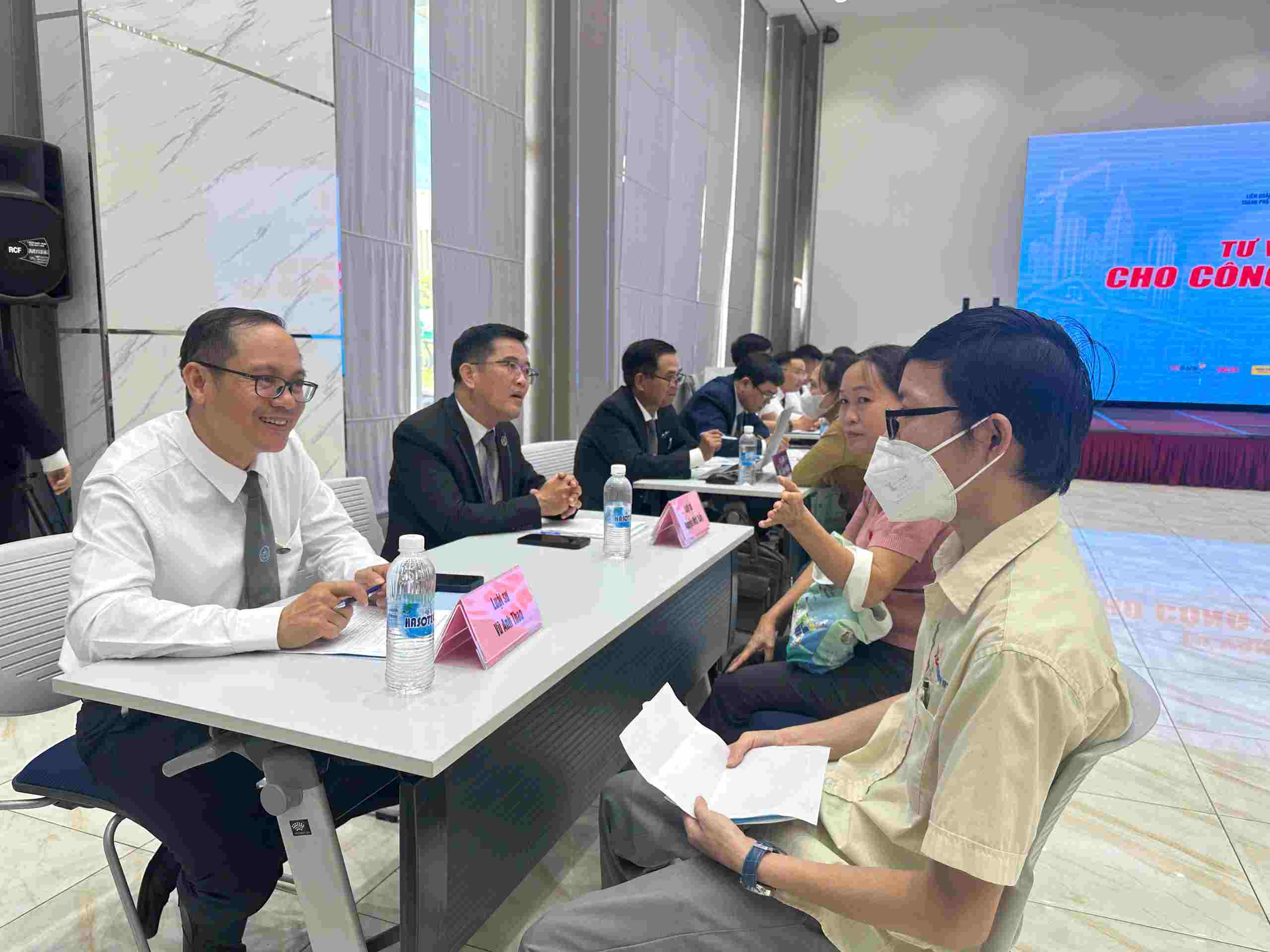 Anh Chu Ngọc Thạnh (nhân viên Công ty TNHH Saigon Stec) hỏi luật sư về nhà ở xã hội. Ảnh: Minh Tâm