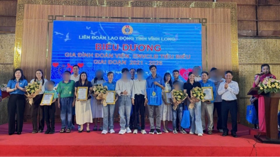 Các gia đình đoàn viên, CNVCLĐ tiêu biểu được Liên đoàn Lao động tỉnh Vĩnh Long biểu dương tại hội nghị. Ảnh: Hoàng Lộc
