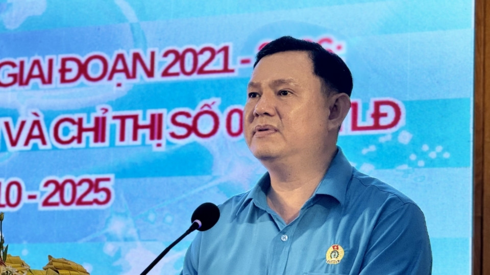 Mr. Nguyen Phuc Linh - Chairman of Vinh Long Provincial Labor Federation speaking at the conference. Photo: Hoang Loc