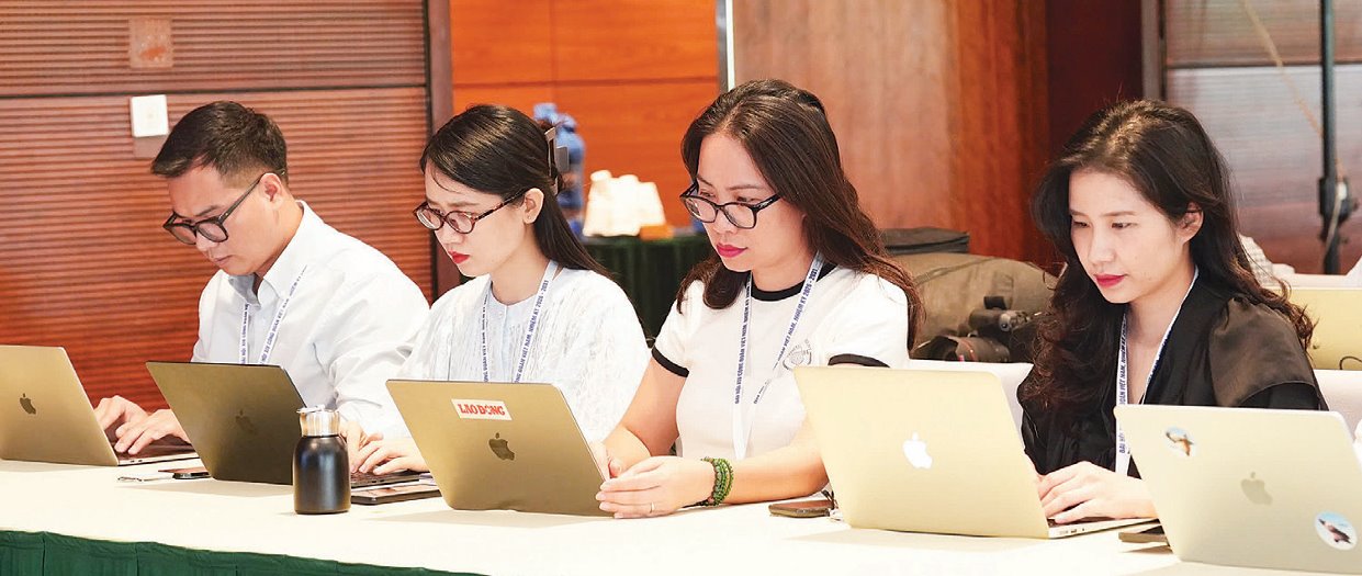 Group of Lao Dong Newspaper reporters working at the Press Center of the 14th Vietnam Trade Union Congress. Photo: HUU CHANH