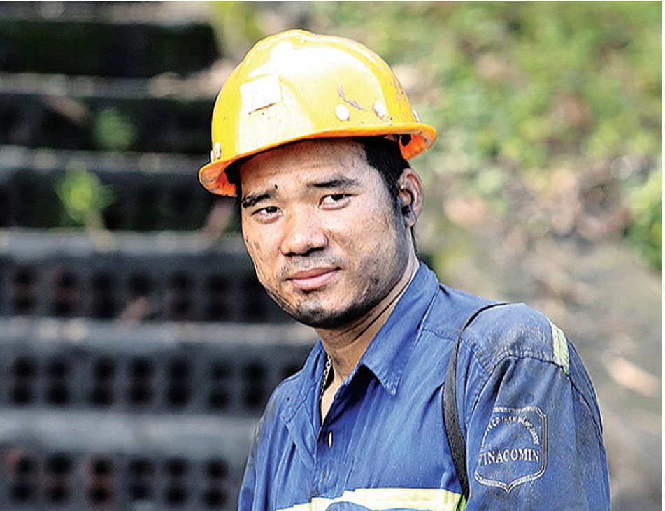 ANH HÙNG LAO ĐỘNG PHẠM ĐÌNH DUẨN: “Sau khi được đón nhận vinh dự này, trở về làm việc, tôi sẽ tiếp tục cố gắng học tập, làm việc hơn nữa để lao động, sản xuất, hoàn thành nhiệm vụ phân xưởng, công ty giao; tiếp tục nghiên cứu để có thêm nhiều sáng kiến hơn nữa giúp công ty cũng như ngành than ngày càng phát triển”.