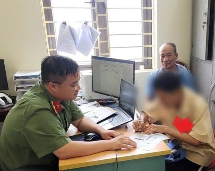 Công an phường Hồng An làm việc, xử phạt đối với trường hợp Đ.T.L. Ảnh: Công an Hải Phòng
