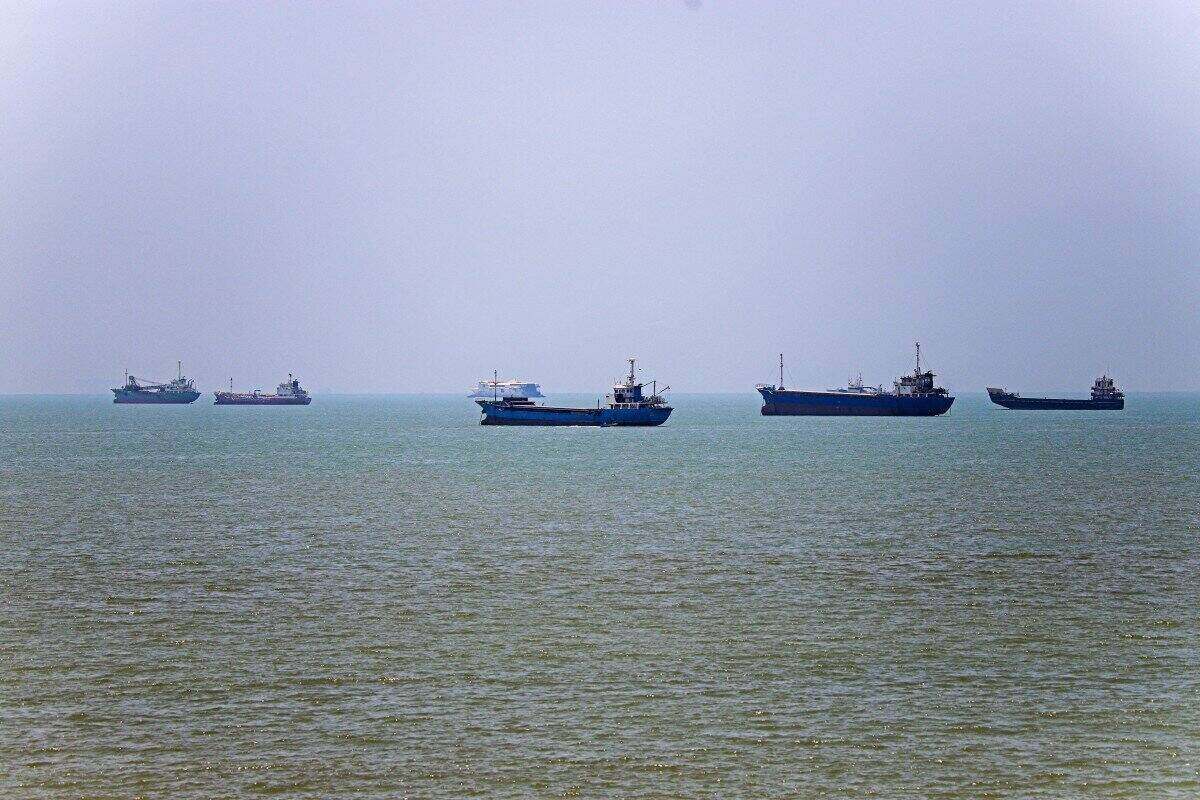 Ships in the Strait of Hormuz. The US affirmed that its forces will ensure continued maritime trade. Photo: AFP