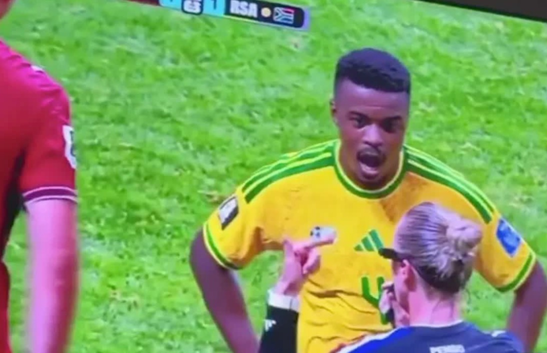 Khoảnh khắc Teboho Mokoena phản ứng mạnh với trọng tài chính tại World Cup 2026. Ảnh: Cắt từ video