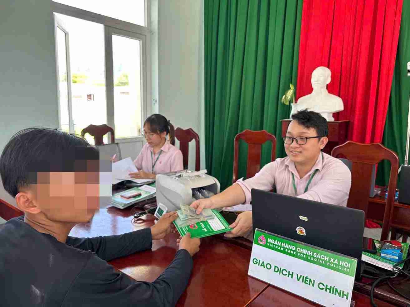 Personas después de la desintoxicación en Khanh Hoa reciben un préstamo de 100 millones para reintegrarse en la comunidad. Foto: Policía proporcionada