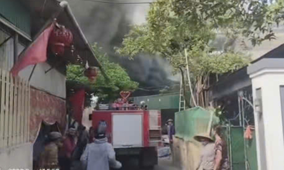 Incendio en la casa de la familia del Sr. N.D. Q en el barrio de Thanh Sen, provincia de Ha Tinh. Foto: Hoang Anh