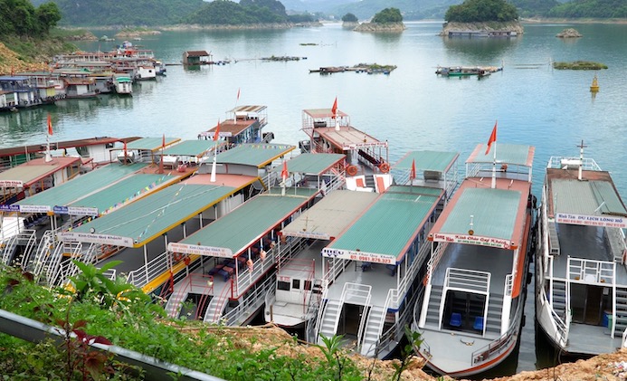Hundreds of tourist boats lie silently on the surface of Thung Nai Lake, Phu Tho. Photo: PV