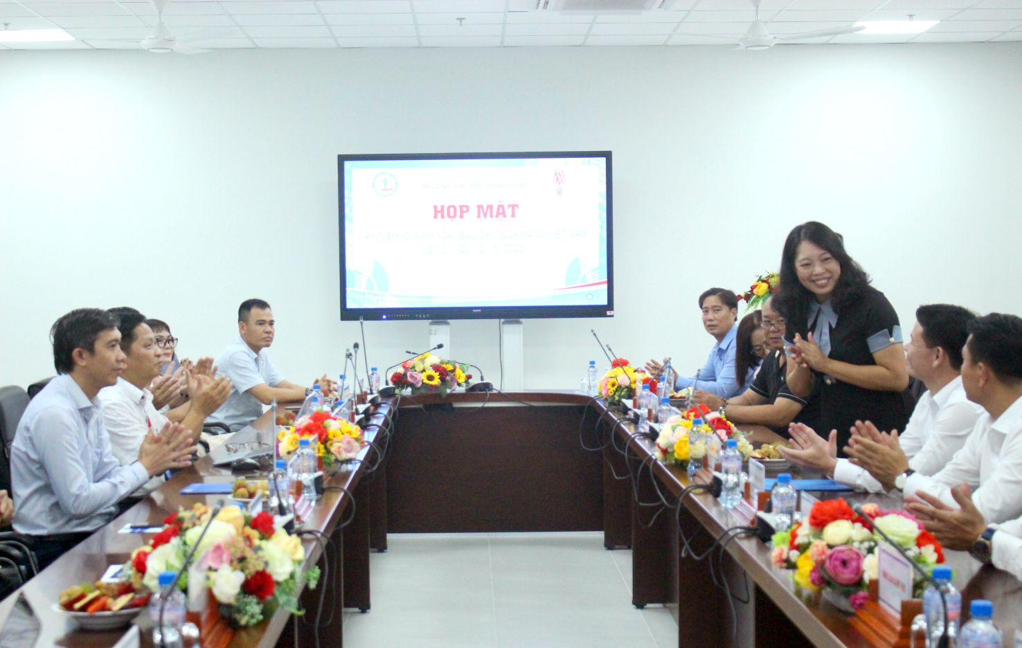 Quang cảnh buổi họp mặt kỷ niệm 101 năm Ngày báo chí cách mạng Việt Nam tại DThU. Ảnh: Thanh Mai