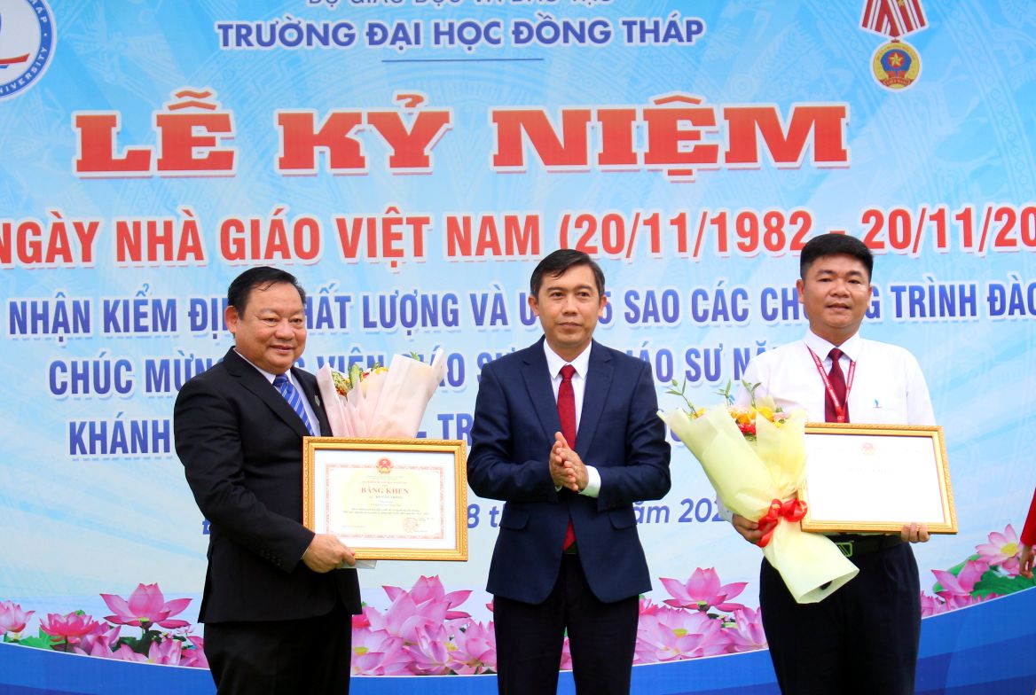 TS Trương Tấn Đạt (giữa) trao thưởng cho nhà giáo đạt thành tích cao. Ảnh: Thanh Mai