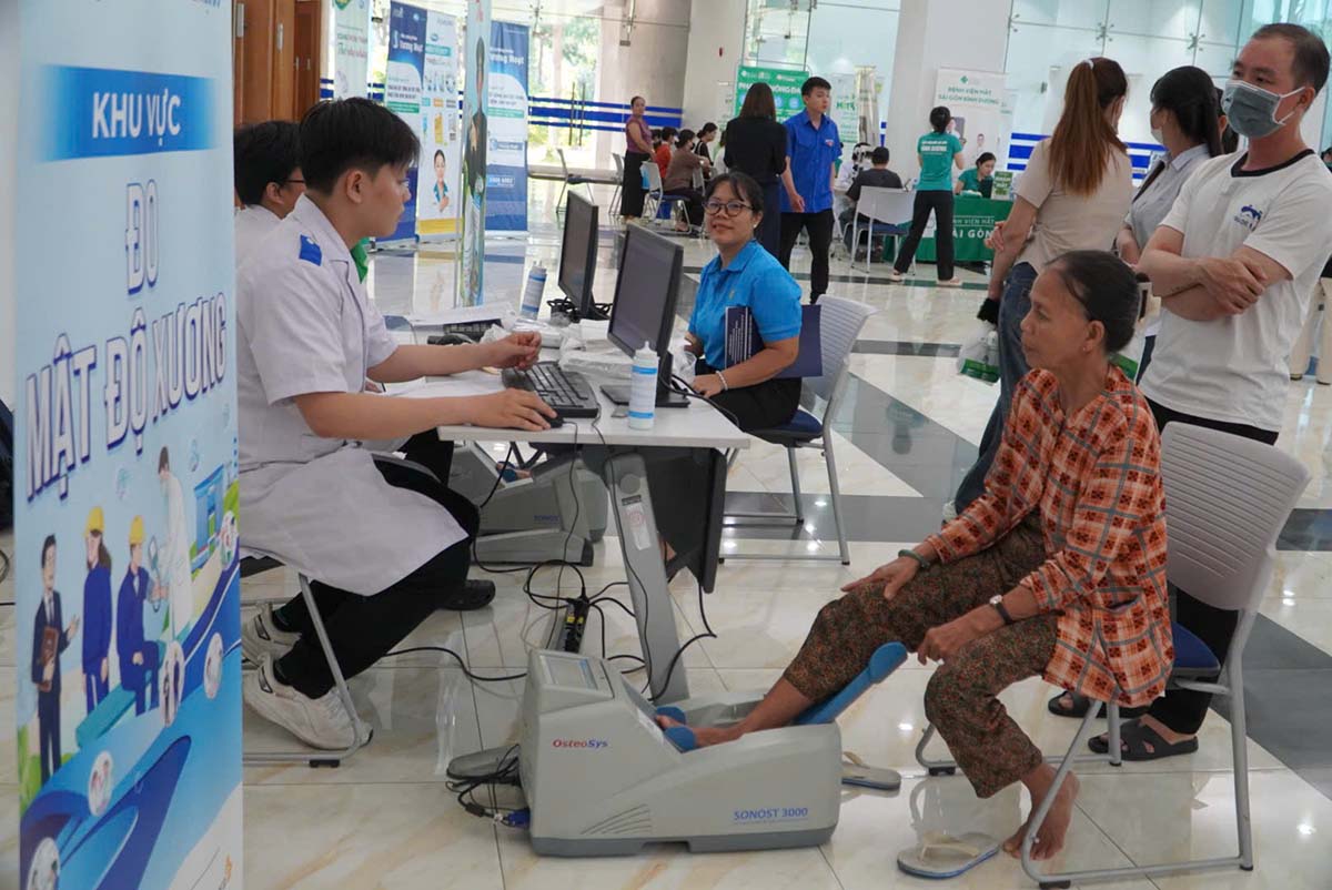 Bà Lê Thị Út được đo loãng xương tại khu khám sức khỏe của ngày hội. Ảnh: Như Quỳnh