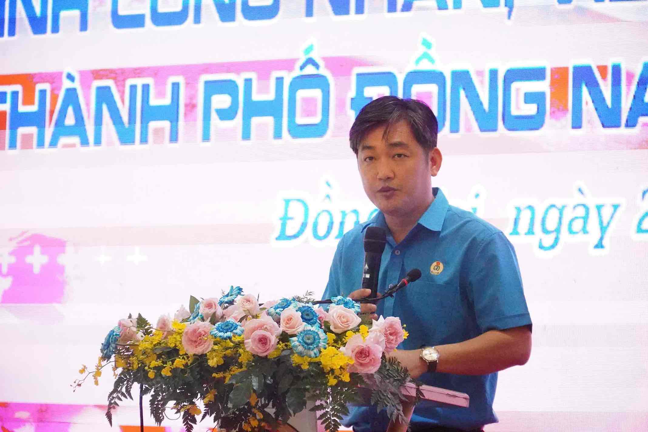 Ổng Nguyễn Quốc Dũng, Thành ủy viên, Phó Chủ tịch Uỷ ban MTTQVN thành phố, Chủ tịch LĐLĐ thành phố Đồng Nai phát biểu tại Hội nghị biểu dương. Ảnh: HAC