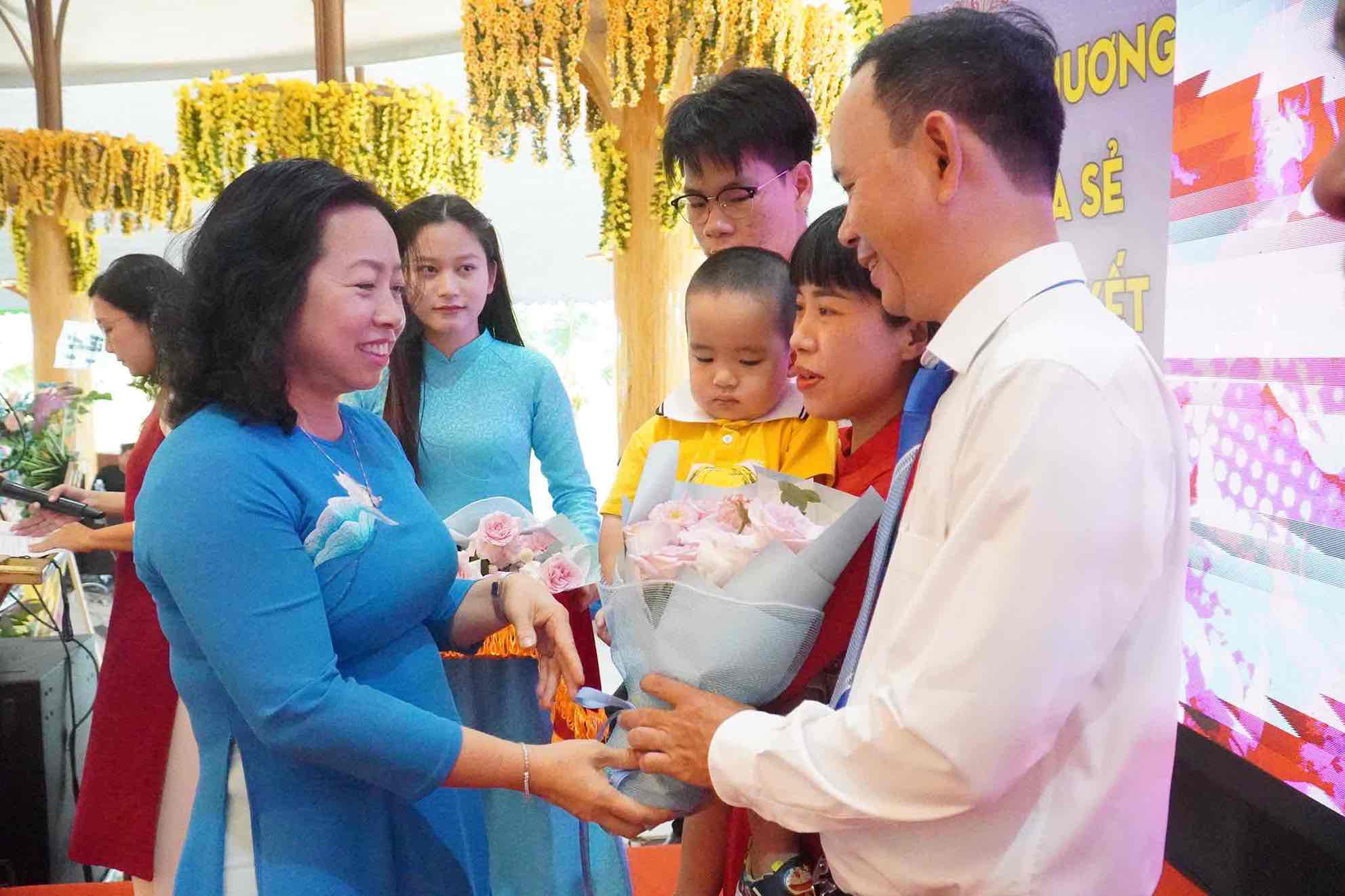 Ms. Thai Thu Xuong, Vice President of the Vietnam General Confederation of Labour, presents flowers to typical CNVCLĐ families. Photo: HAC