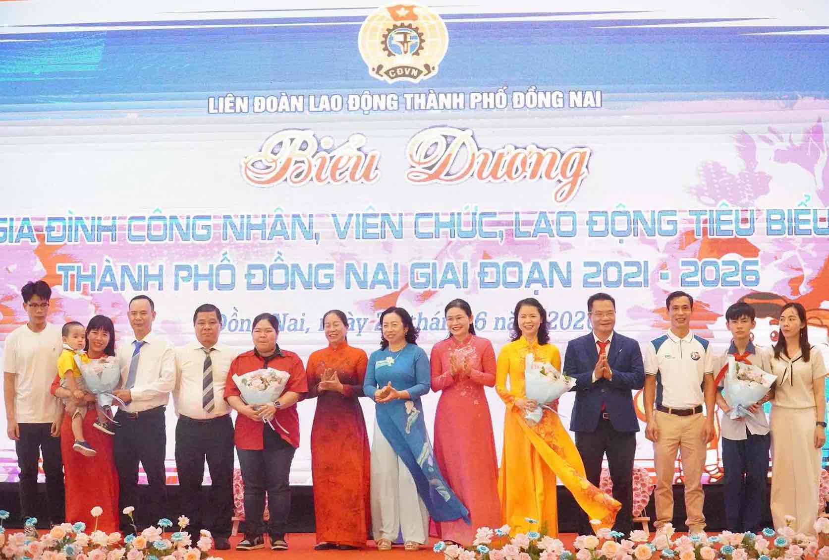 Bà Thái Thu Xương, Phó Chủ tịch Tổng LĐLĐVN và bà Tôn Ngọc Hạnh, Ủy viên Trung ương Đảng, Phó bí thư Thường trực Thành ủy, Chủ tịch HĐND Thành phố Đồng Nai biểu dương các gia đình CNVCLĐ tiêu biểu. Ảnh: HAC