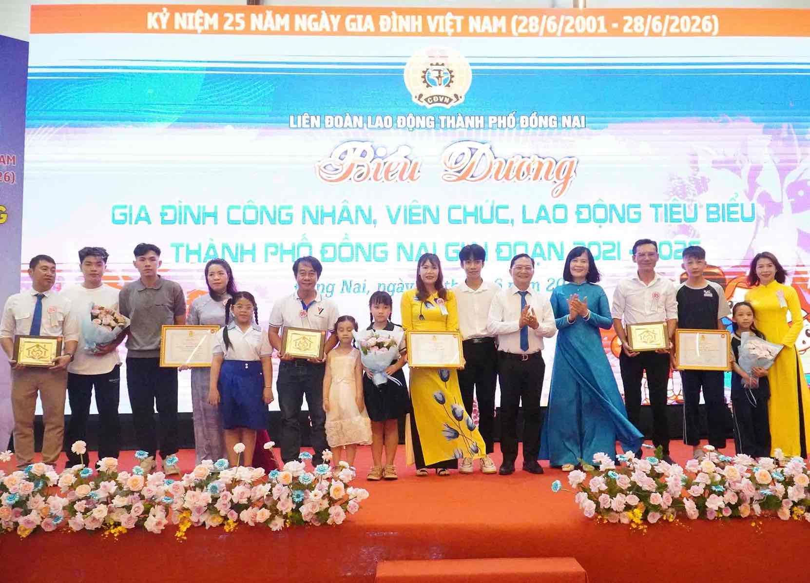 Ổng Hà Anh Dũng, Phó chủ tịch Thường trực Ủy ban MTTQVN thành phố Đồng Nai và bà Đỗ Hồng Vân, Phó ban Quan hệ lao động Tổng LĐLĐVN biểu dương các gia đình CNVCLĐ tiêu biểu. Ảnh: HAC