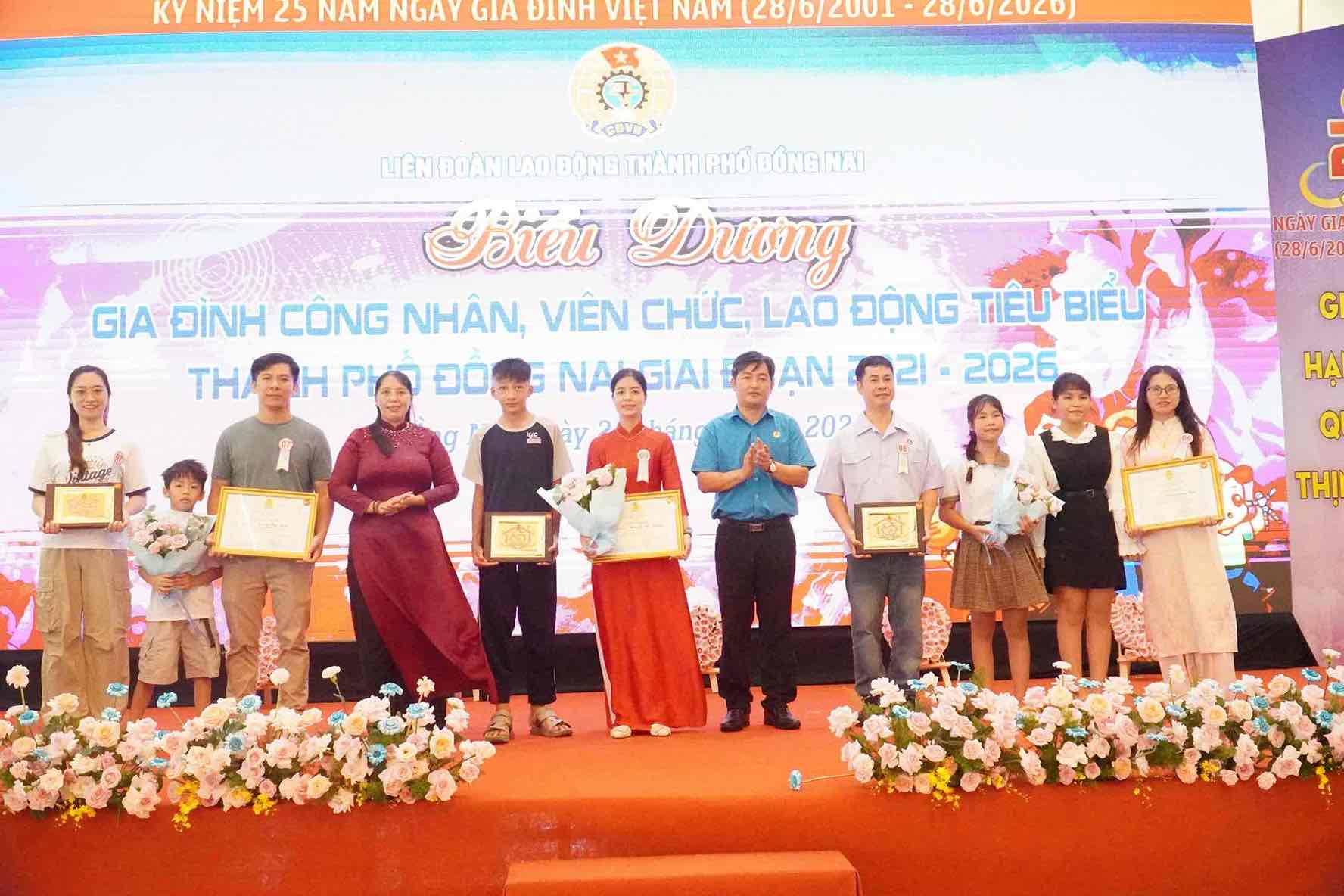 Ông Nguyễn Quốc Dũng - Thành ủy viên, Phó Chủ tịch Uỷ ban MTTQVN thành phố, Chủ tịch LĐLĐ thành phố Đồng Nai và bà Lê Thị Thái, Phó Trưởng Ban Dân Vận Thành ủy Đồng Nai biểu dương các gia đình CNVCLĐ tiêu biểu. Ảnh: HAC