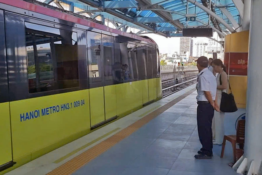 Một số nhân viên bảo vệ làm việc trên tuyến metro Nhổn - ga Hà Nội đã được công ty mới trả 2 tháng lương bị Công ty Trí Đức nợ trước đó. Ảnh: Nhóm PV