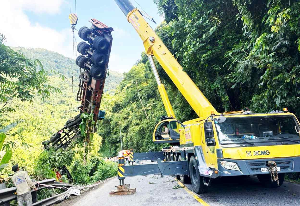 A 200-ton crane was mobilized to crane a container truck that plunged into a deep abyss on Bao Loc Pass. Photo: Phuc Khanh