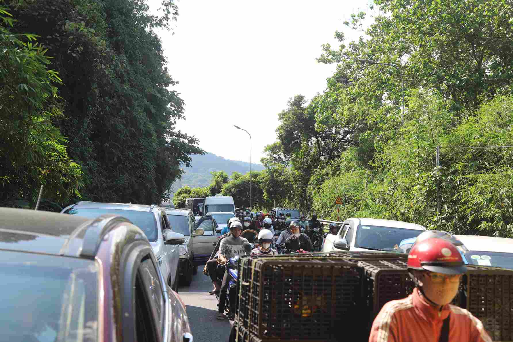 Xe cộ nối đuôi nhau nằm chờ khéo dài hơn 10km trên đèo Bảo Lộc trong nhiều giờ liền. Ảnh: Phúc Khánh 