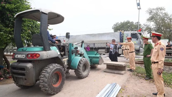 Hà Nội tăng cường xử lý vi phạm an toàn đường sắt. Ảnh: CAHN