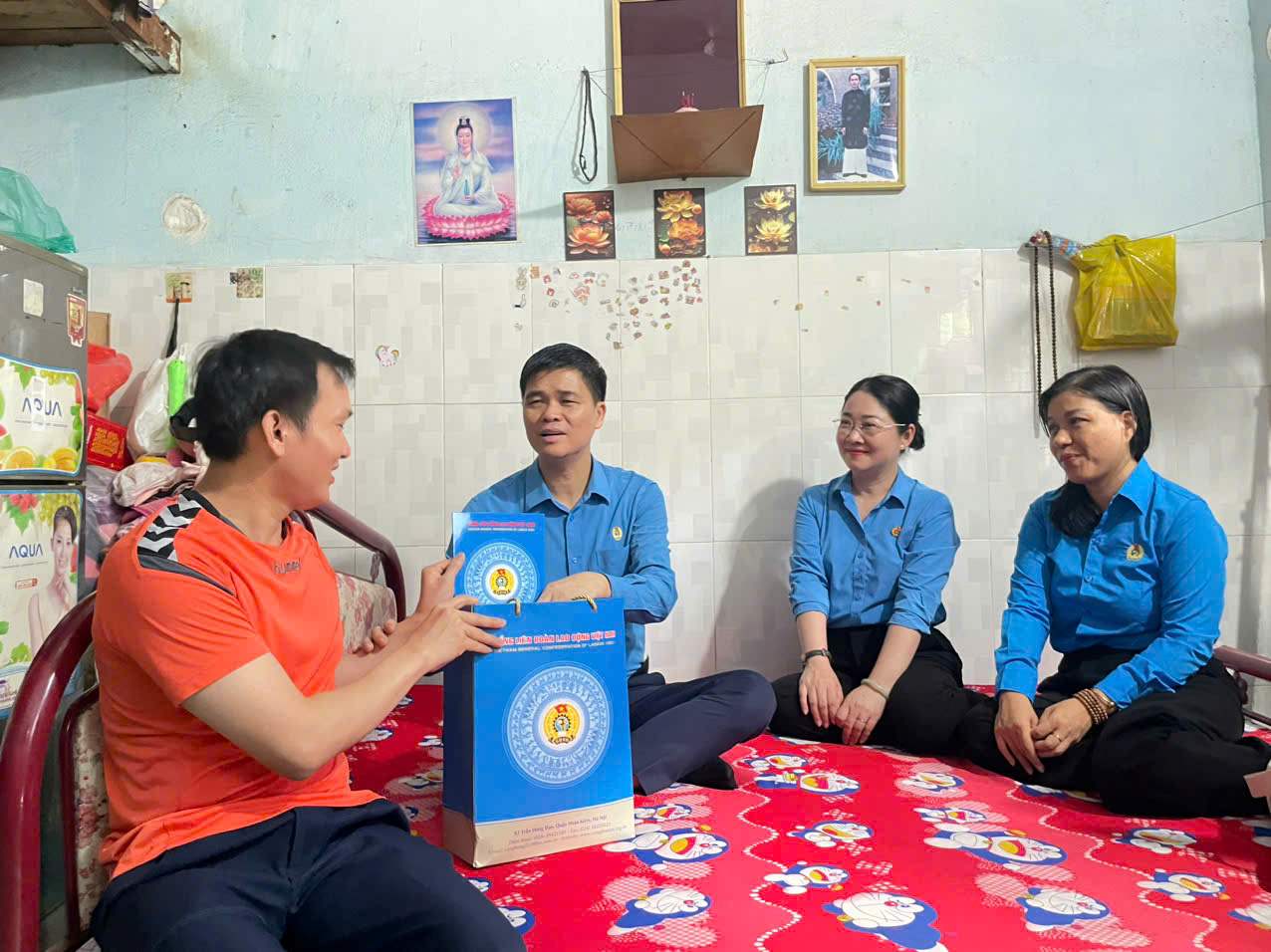 Mr. Ngo Duy Hieu - Standing Deputy Secretary of the Party Committee, Standing Vice President of the Vietnam General Confederation of Labor presents gifts to workers injured in labor accidents. Photo: Dinh Trong