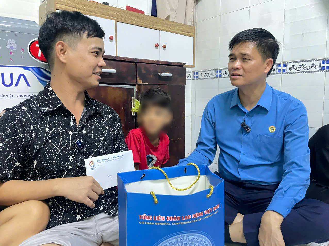 Đoàn đến trao quà và động viên gia đình anh Huỳnh Thanh Sang ở trọ tại phường Bình Dương. Ảnh: Đình Trọng