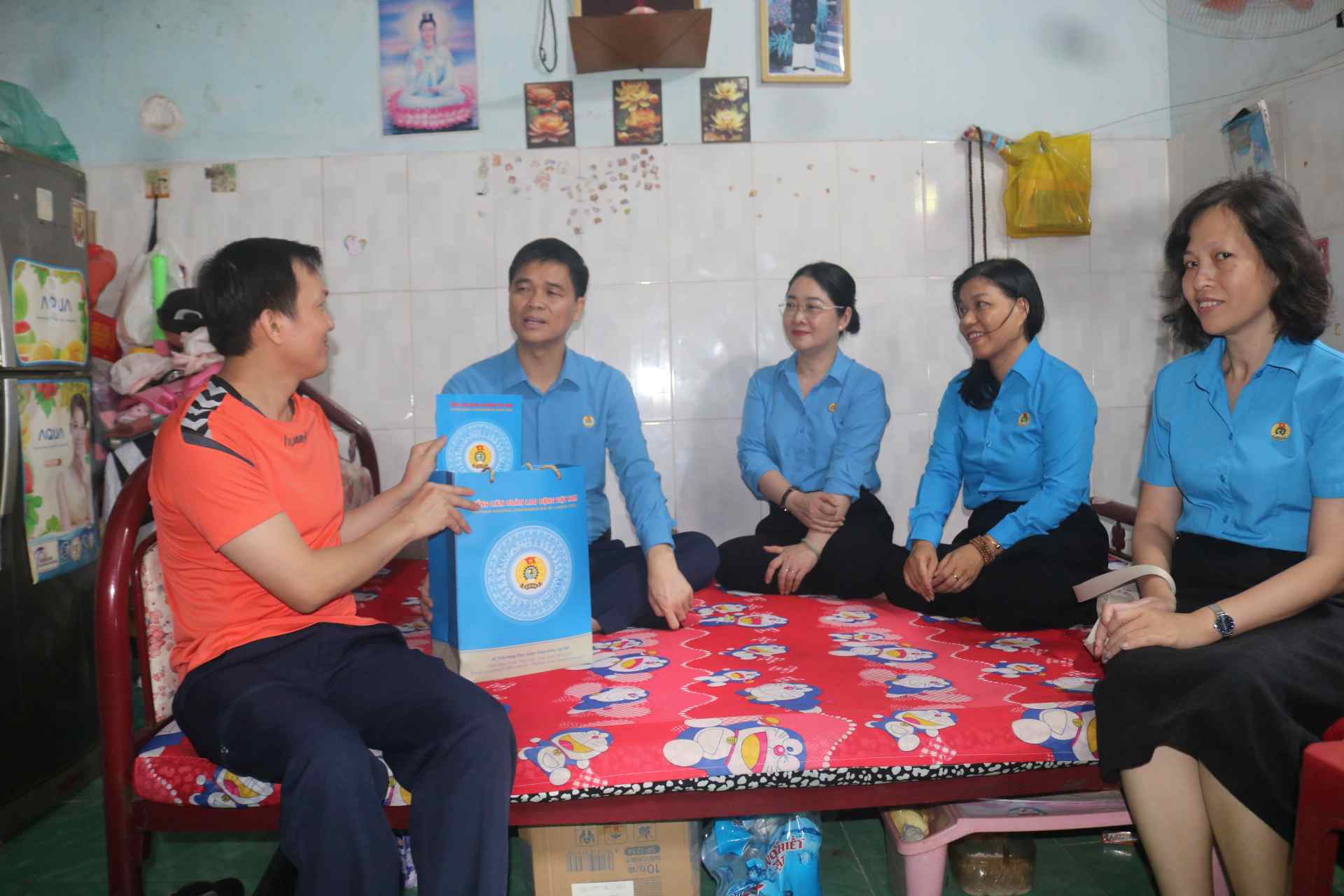 Đoàn trao quà cho anh Đặng Trung Tính đang ở trọ tại phường Hòa Lợi, TPHCM. Ảnh: Đình Trọng