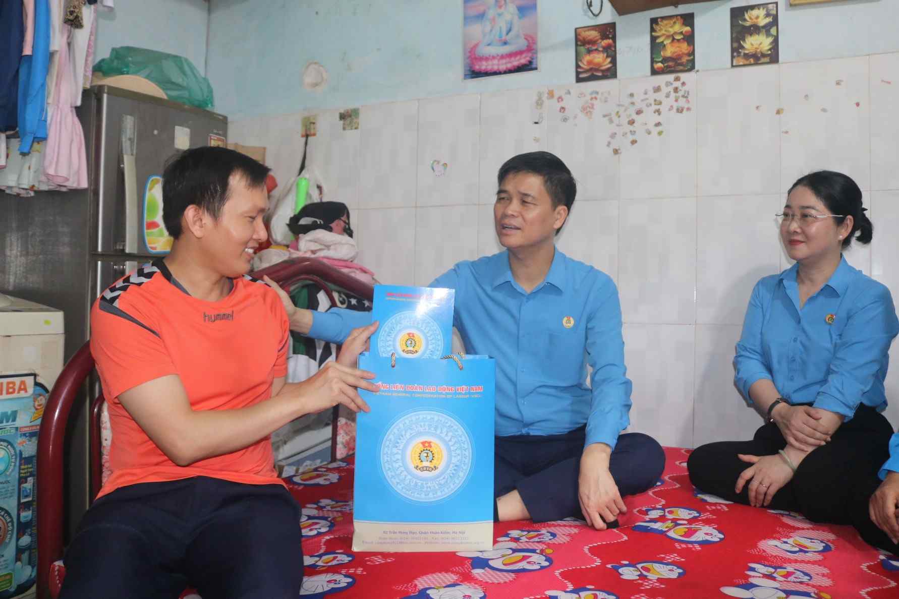 Ông Ngọ Duy Hiểu - Phó Bí thư Thường trực Đảng ủy, Phó Chủ tịch Thường trực Tổng Liên đoàn Lao động Việt Nam trao quà và động viên anh Đỗ Trung Tính ở trọ tại phường Hòa Lợi . Ảnh: Đình Trọng