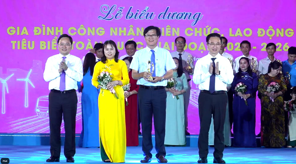 Gia đình bác sĩ Huỳnh Văn Tánh -Trưởng khoa Răng Hàm Mặt, Bệnh viện Đa khoa khu vực Quảng Nam, không chỉ hoàn thành tốt nhiệm vụ chuyên môn, đạt danh hiệu Chiến sĩ thi đua cơ sở nhiều năm, gia đình ông còn được địa phương biểu dương là “Gia đình văn hóa tiêu biểu”. Ảnh: Công đoàn Đà Nẵng