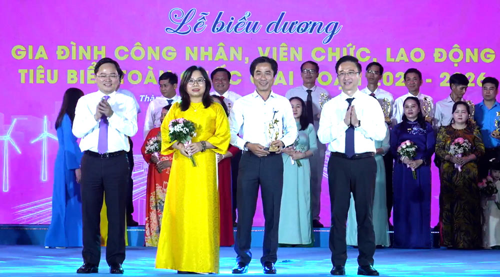 Đại diện khối doanh nghiệp là gia đình bà Phạm Thị Hà, Chủ tịch Công đoàn cơ sở Công ty TNHH Công nghiệp thực phẩm Liwayway Đà Nẵng được biểu dương. Ảnh: Công đoàn Đà Nẵng