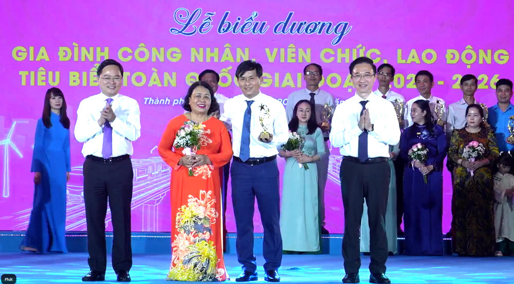 The family of Mr. Quang Van Quy - Deputy Director of the Hoi An World Cultural Heritage Conservation Center, is a typical example of dedication in work and building a studious family. Photo: Da Nang Trade Union
