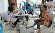 Les ouvriers de Hô Chi Minh-Ville sont ravis de se faire examiner gratuitement lors de la Journée de la santé et des conseils juridiques. Photo: Mai Anh