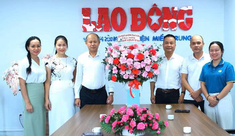 City Trade Union leaders visit and congratulate press agencies on the occasion of the 101st anniversary of Vietnam Revolutionary Press Day. Photo: Da Nang Trade Union