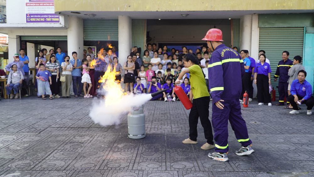 Children practice using fire extinguishers. Photo: Nguyen Anh