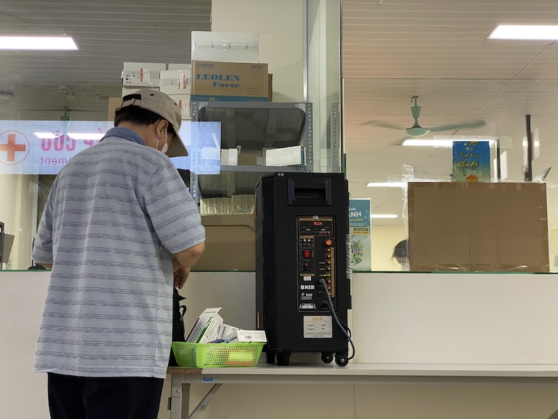 Las personas que reciben pensiones mensuales recibirán tarjetas de seguro médico según el objeto de la jubilación y no recibirán tarjetas según el régimen de familiares del oficial. Foto: Thuy Linh