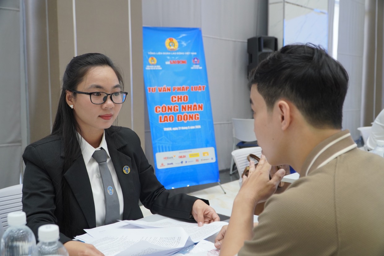 Many workers have clearly understood the rights of workers when they receive free legal advice. Photo: Mai Anh.