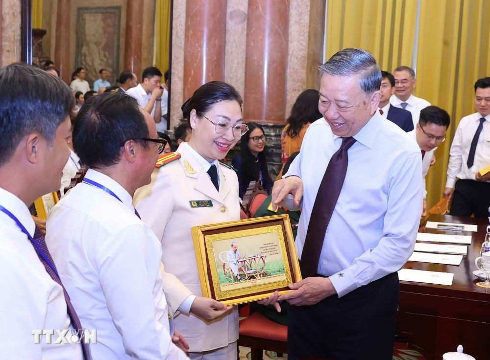 General Secretary and President To Lam presents souvenirs to typical journalists. Photo: VNA